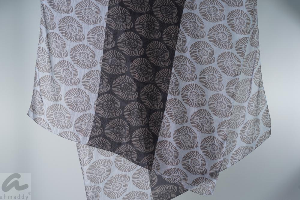 AHMADDY Seidentuch Ammonit schwarz mocca graublau